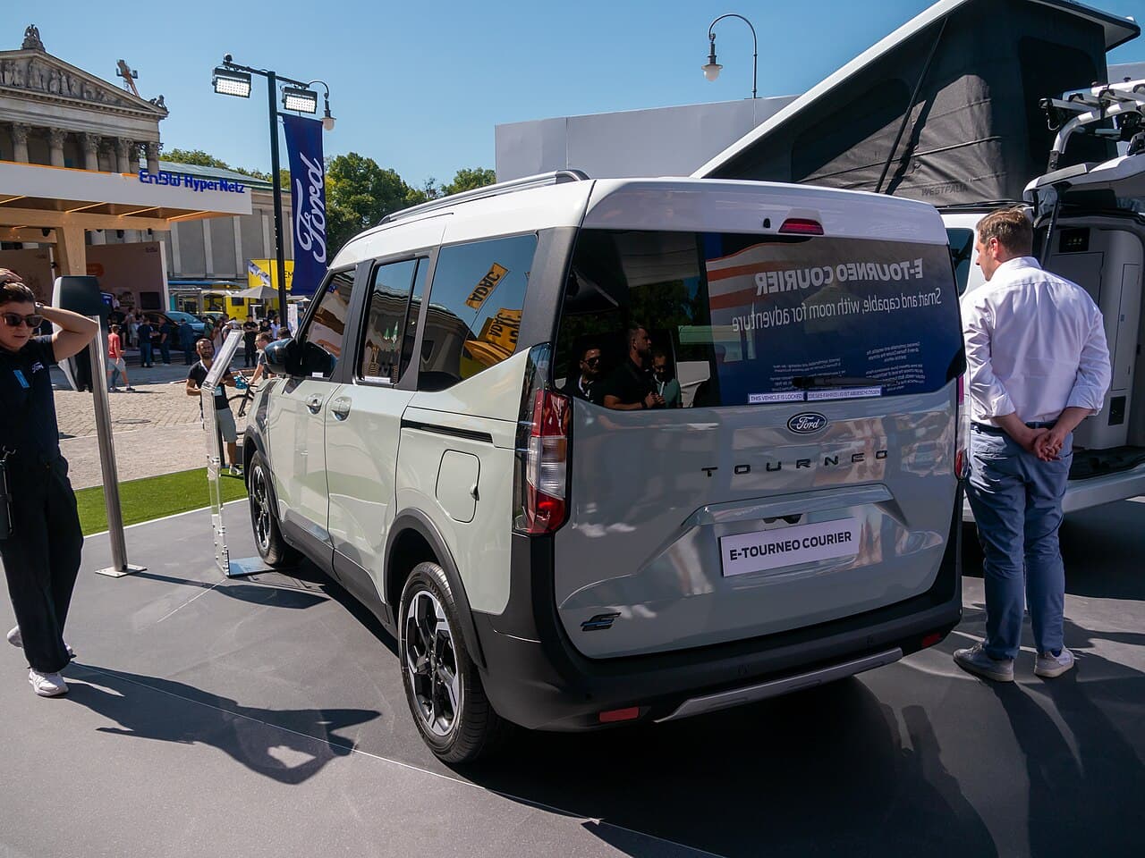Ford E-Tourneo Courier